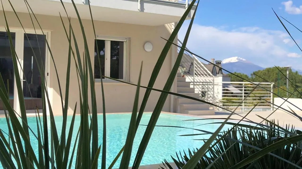*Central Lakeside Apt*Swimming Pool & Free Parking Peschiera del Garda Appartement